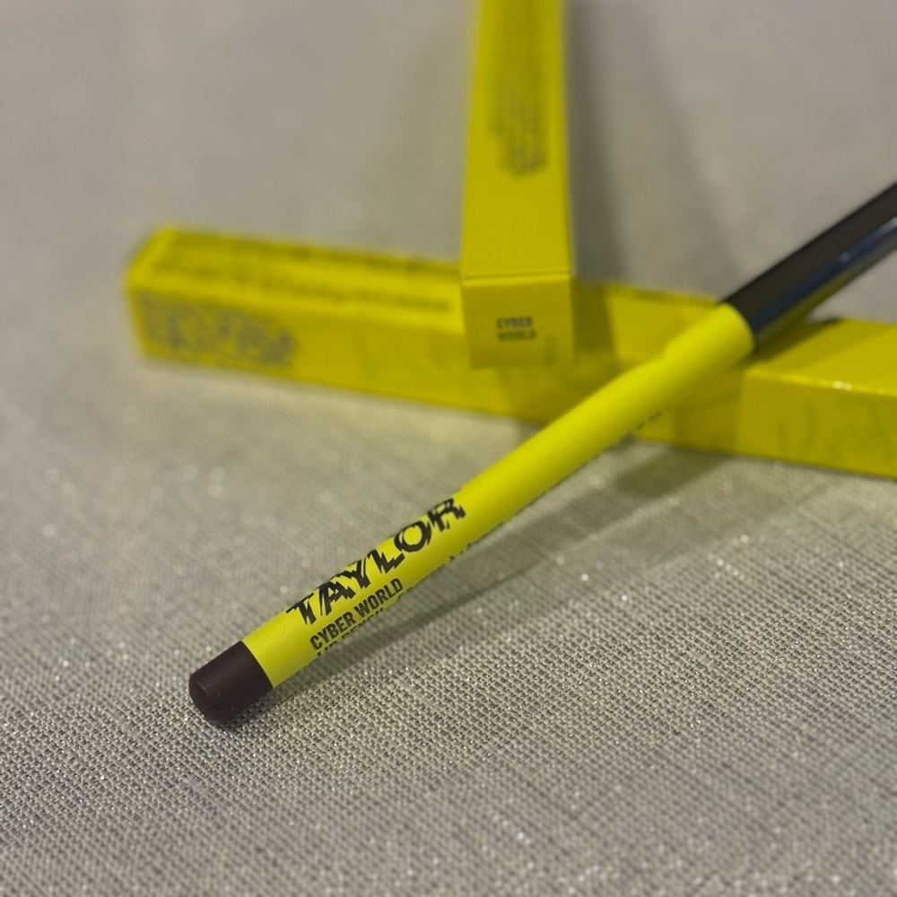MAC x Teyana Taylor Lip Pencil – Cyber World (Limited Edition)